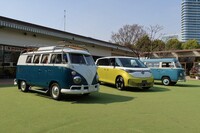発表会の会場には「ID.Buzz」(写真中央)のほか、その先祖ともいえるフォルクスワーゲンの初代「タイプ2」(同左)と2代目タイプ2(同右)が展示された。