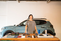 柳沢知恵さんは筑波大学大学院芸術研究科を修了後、2007年に日産自動車に入社し、カラーマテリアルデザイナーとして従事。2012年から2年間ルノーに出向し、その後日産に戻るも、2015年末にシトロエンへと移籍したキャリアを持つ。