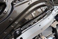 車体後端には、ヤマハが開発した「パフォーマンスダンパー」を装備。走行中の車体の変形や不快なノイズ・振動が抑制される。