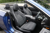 ルーフの開閉に要する時間はそれぞれ約20秒。ソフトトップは写真のブラックのほか、グレーと赤も選択できる。