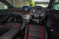 ブラックを基調に、鮮やかな赤のアクセントが施されたインテリア。