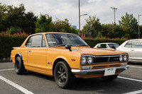 1970年10月に登場したKPGC10。単に2ドアハードトップ化しただけでなく、ホイールベースを70mm短縮して運動性能を向上。リアにオーバーフェンダーが標準装着された。新車からとおぼしき「練馬55」ナンバーが付き、純正オプションのリアスポイラーを装着したこの個体、ボディーカラーは「スカイラインブラウン」というカラーネームの純正色である。