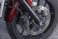 フロントブレーキにはφ296mmのフローティングディスクをダブルで装備。4ポッドキャリパーを組み合わせている。