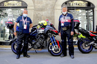 公式モーターサイクルであるヤマハの「ナイケンGT」を担当するオフィシャルの皆さん。