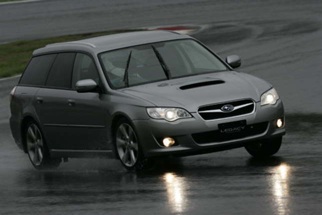 【スペック】ツーリングワゴン2.0GT(5AT):全長×全幅×全高=4680×1730×1470mm/ホイールベース=2670mm/車重=1480kg/駆動方式=4WD/2リッター水平対向4 DOHC16バルブターボインタークーラー付き(260ps/6000rpm、35.0kgm/2000rpm)/価格=313万9500円(テスト車=379万5750円/UVカット機能付濃色ガラス+クリアビューパック+LEGACYマッキントッシュ・サウンドシステム+LEGACYビルトインHDDナビゲーションシステム+SRSサイドエアバッグ+カーテンエアバッグ+VDC+クルーズコントロール=65万6250円)