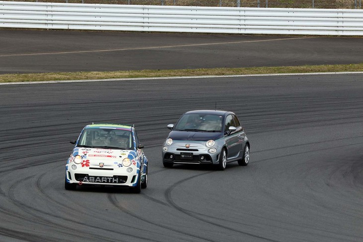 アバルト車のみのパレード走行「アバルトパレードラン」には、オーナー車に加え、全日本ラリーで活躍する「500ラリーR3T」とスーパー耐久に参戦する「695アセットコルサ」といった競技車両も参加。写真はスーパー耐久参戦車(手前)と、アバルトとイタリアの高級ボートメーカー「リーヴァ」とのコラボモデル「695Cリヴァーレ」(奥)の2台だ。