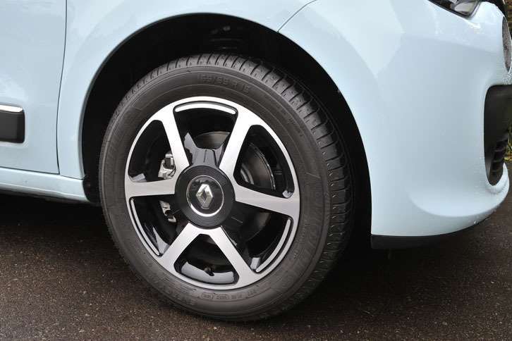 タイヤは前後で異なるサイズ。前が165/65R15(写真)で、後ろが185/60R15。