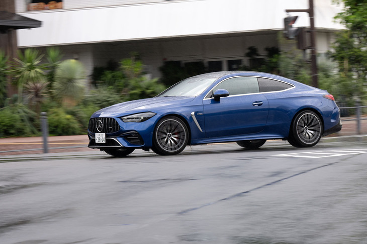 「CLE200」ではオプションとなるリアアクスルステアリングを標準装備。ただし、それでいながら最小回転半径が5.9mもある。