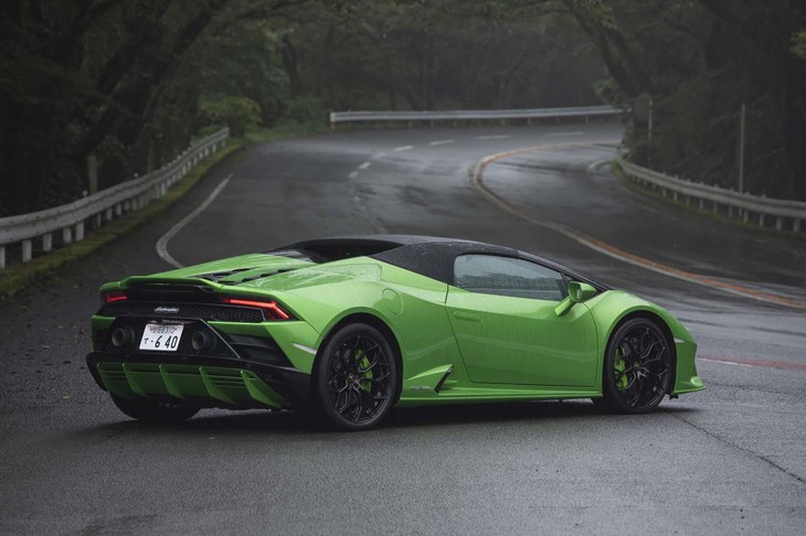 【ランボルギーニ・ウラカンEVOスパイダーのスペック】
	ボディーサイズ:全長×全幅×全高=4520×1933×1180mm/ホイールベース:2620mm/車重:1542kg(乾燥重量)/駆動方式:4WD/エンジン:5.2リッターV10 DOHC 40バルブ/トランスミッション:7段AT/最高出力:640PS(470kW)/8000rpm/最大トルク:600N・m(61.2kgf・m)/6750rpm/タイヤ:(前)245/30ZR20 90Y/(後)305/30ZR20 103Y(ピレリPゼロ)/燃費:14.2リッター/100km(約7.0km/リッター 欧州複合モード)/価格:3611万0362円
	
	【取材時の燃費データ】
	テスト距離:287.2km(市街地1:高速道路8:山岳路1)/使用燃料:40.4リッター(ハイオクガソリン)/参考燃費:7.1km/リッター(満タン法)/7.0km/リッター(車載燃費計計測値)