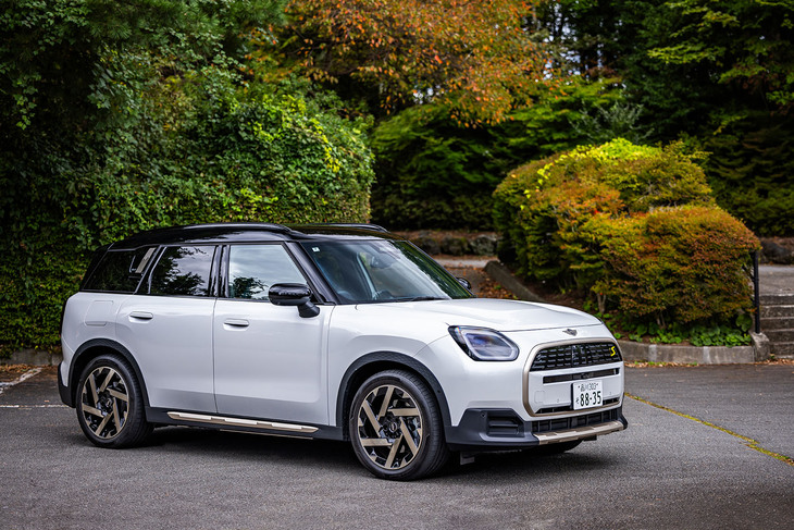 2024年3月に日本導入が発表された「MINIカントリーマン」の電気自動車バージョン。前輪駆動車と四輪駆動車をラインナップし、今回は後者の「SE ALL4」に試乗した。車両本体価格は662万円。