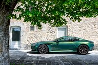 今日のアストンマーティンにおいて、中軸を担うモデルとなっている「DB」シリーズ。「DB12」はその最新モデルであり、2023年5月に発表された。