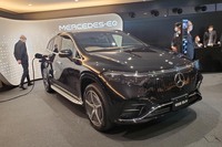 メルセデスEQ横浜にサプライズ展示された「EQS SUV」。最大7人が乗れる電動SUVのフラッグシップモデルだ。