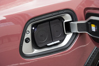 リチウムイオンバッテリーの容量は102kWh。出力195kWのDC急速充電器を使えば、残量10%の状態から約34分で80%まで回復できるという。