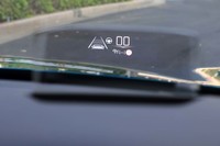 ウインドスクリーン投影式のヘッドアップディスプレイはフルカラー表示に対応。ACCの作動状況や速度計に加えて、カメラが読み取った速度標識も表示される。