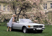 「メルセデス・ベンツSL(R107)」。1971年に3.5リッターV8エンジン搭載の「350SL」としてデビュー。追って「450SL」や2.8リッター直6搭載の「280SL」などが加えられていった。