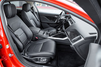 トランスミッション用のトンネルを持たない「Iペース」。運転席と助手席の間には、10.5リッターのラゲッジスペースが確保される。