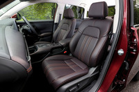 今回の試乗車は、すべて上級仕様の「Z」系グレード。いずれも電動調整機構付きのレザーシートを装備しており、内装色はブラックとブラウン(写真)の2種類が確認できた。