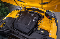 「FタイプR クーペ」のフロントに搭載される最高出力575PS/6500rpm、最大トルク700N・m/3500rpmを発生する5リッターV8スーパーチャージドエンジン。駆動方式はAWDのみの設定となる。