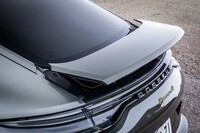 ボディーのリアエンドは可動式のウイングになっている。