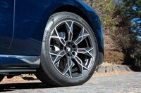 タイヤ&ホイールは20インチ。Y字型スポークの形状が面白い。