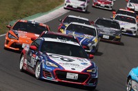 ダンゴ状態の第3コーナーを行く久保凜太郎選手の#87 CG ROBOT BRZ BS。予選11番手、決勝第1/第2ヒートではそれぞれ12位でフィニッシュ。耐えることを学ぶ週末となった。