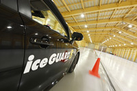 氷盤直線コースでの制動テスト風景。195/65R15サイズの「アイスガード7」と「アイスガード8」(写真上)を装着した「カローラ」で、比較テストを行った。