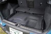 デッキボードの下にもコンパクトな収納スペースが設けられている。