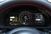 フル液晶メーターの表示レイアウトは水平対向エンジンを模している。タコメーターのフルスケールは9000rpmで、レッドゾーンは7500rpmから。