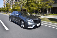 4リッターV8エンジンがもたらす「S560 4MATICロング」の走りは「Sクラス」のイメージそのもの。あり余る力を隠すかのように、静かにゆったりと進んでいく。
