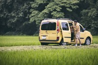 両側スライドドアの「カングー」。都会の狭い駐車スペースでなくとも、前席から降り立って荷物の出し入れをするだけで便利さを実感できる。