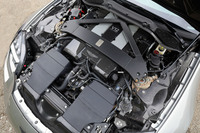 今や本当に貴重な存在となったV12エンジン。「ヴァンキッシュ」のそれは5.2リッターの排気量を持つツインターボユニットで、電気などの力を借りずに、835PSの最高出力と1000N・mの最大トルクを実現している。