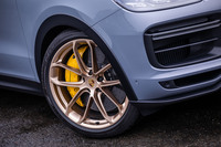 今回の試乗車は「サテン ネオジム」塗装仕上げの「22インチGTデザイン」ホイールに、前285/35ZR22 、後ろ315/30ZR22サイズの「ピレリPゼロ コルサ」タイヤを組み合わせていた。