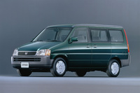 初代「ホンダ・ステップワゴン」が乗用車用シャシーをベースとしたのは、ホンダが商用バンを持たないがゆえの“苦肉の策”だった。