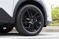 ブラックに塗られた5本スポークデザインの19インチアロイホイールに、225/55R19サイズの「ミシュラン・クロスクライメート2 SUV」オールシーズンタイヤを標準で装備する。