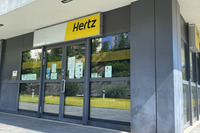 もう1軒レンタカー営業所を訪ねようかと思ったが、当日はシエナの伝統競馬「パリオ」のため、臨時休業だった。イタリアでクルマをレンタルする際は、こうしたローカルなイベントにも要注意だ。