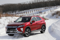 試乗会場は新千歳モーターランド(北海道千歳市)。通常はダートコースだが、冬季はご覧のとおり、一面の雪。