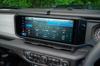 第5世代の「Uconnect 5」インフォテインメントシステムを搭載した、12.3インチタッチスクリーン。「Apple CarPlay」や「Android Auto」といったスマートフォンとの連携に対応しており、とくに前者はワイヤレス接続が可能となっている。