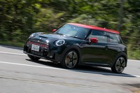 パワーユニットは最高出力231PSの2リッター直4ターボエンジン。8段のトルコン式ATを介して前輪を駆動する。