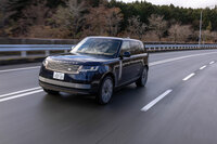 試乗車の車重は実に2750kgもあったが、「P530」のエンジンはそれをものともしないパワーを披露。むしろスポーティーすぎるくらいで、「レンジローバー」らしさを楽しむなら、3リッター直6ディーゼルの「D300」でも十分だろう。