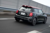 電動パーキングブレーキの採用によってアダプティブクルーズコントロールにストップ&ゴー機能が追加されている。