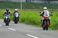 試乗では、写真のような3台編隊で「グループライドアシスト」の効果を体験。走行中に通常のACCと機能を切り替えたりして、両システムの違いを確かめた。