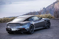 ルーフやボンネットがカーボン製に変更され、左右のドアもアルミ製となる「DBSスーパーレッジェーラ」。ベースの「DB11」よりも70kgの軽量化を果たしているという。カタログ値での車重は1693kgと発表されている。