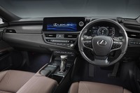 「レクサスES」がマイナーチェンジ ブランドの基幹セダンが全方位的に進化の画像