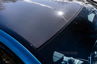 「M5/M5コンペティション」は、カーボンファイバー強化樹脂製ルーフを標準装備。オプションの電動ガラスサンルーフを選択した場合は、スチール製ルーフになる。