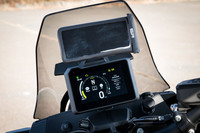 メーターに替えて装備されるTFT液晶ディスプレイ。オプションのコネクティビティ―ユニットはハスクバーナ初の携帯端末アプリ「Ride Husqvarna Motorcycles」に対応しており、音楽の再生や通話、ナビゲーションの利用が可能となっている。
