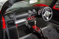 運転席・助手席エアバッグに集中ドアロック、パワーウィンドウなど、今日の「エリーゼ」にはフェイズIの時代とは比べ物にならないほど充実した装備が採用されている。