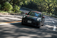 足まわりには電子制御ではない機械式のアダプティブサスペンションを装備。「ジョンクーパーワークス」の名から想像するとおりの乗り心地を楽しめる。