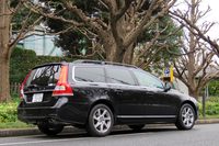 ひと世代前のクルマとはいえ、ブランドの上級車種だった「ボルボV70」。乗ってみると、乗り心地に不満はないし、内装も上質だし、つくづくお買い得なクルマである。