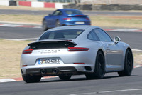 「911」の「GTS」には「リアアクスルステアリング」がオプション設定される。低速走行時はフロントホイールと逆方向にリアホイールを操舵し、小回り性を向上。高速走行時は前後を同方向に操舵することで走行安定性と俊敏性を高める。