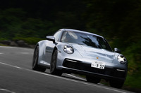 箱根のワインディングロードで「911カレラ」のステアリングを握る池沢先生。迫力あるエキゾーストサウンドに、思わず感嘆の声を漏らした。